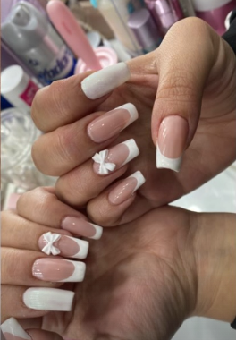 Trabajo de uñas en Triana Beauty Studio